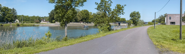 Vue d'ensemble des quais à gradins depuis la rive gauche. © Région Bourgogne-Franche-Comté, Inventaire du patrimoine