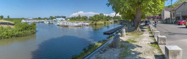 Vue d'ensemble du port depuis le perré. A droite, le chenal d'accès et au fond, la capitainerie. © Région Bourgogne-Franche-Comté, Inventaire du patrimoine