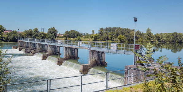 Barrage et ses vérins hydrauliques depuis la rive gauche. © Région Bourgogne-Franche-Comté, Inventaire du patrimoine