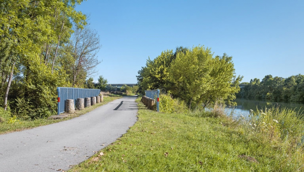 Vue du dessus. En arrière plan, le viaduc autoroutier. © Région Bourgogne-Franche-Comté, Inventaire du patrimoine