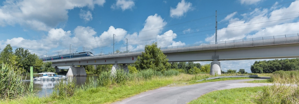 Vue d'ensemble avec TGV franchissant la Saône. © Région Bourgogne-Franche-Comté, Inventaire du patrimoine