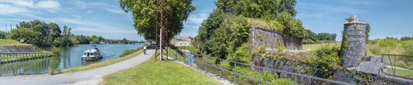 Vue d'ensemble avec de gauche à droite : l'entrée de la dérivation, le pont, les fortifications et le fossé qui longe la dérivation. © Région Bourgogne-Franche-Comté, Inventaire du patrimoine