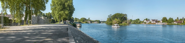 Le château, l'entrée de la dérivation, le pont ferroviaire et la gare d'Auxonne vus depuis les quais. © Région Bourgogne-Franche-Comté, Inventaire du patrimoine