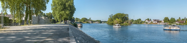 Le château, l'entrée de la dérivation, le pont ferroviaire et la gare d'Auxonne vus depuis les quais. © Région Bourgogne-Franche-Comté, Inventaire du patrimoine