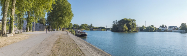 Le château, l'entrée de la dérivation, le pont ferroviaire et la gare d'Auxonne vus depuis les quais. © Région Bourgogne-Franche-Comté, Inventaire du patrimoine