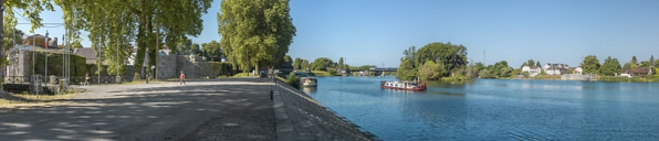 Le château, l'entrée de la dérivation, le pont ferroviaire et la gare d'Auxonne vus depuis les quais. © Région Bourgogne-Franche-Comté, Inventaire du patrimoine