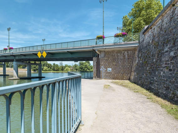 Pile, arche marinière et culée du pont avec repères de crues. © Région Bourgogne-Franche-Comté, Inventaire du patrimoine