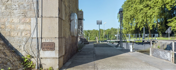 Repère de crue sur la culée du pont. © Région Bourgogne-Franche-Comté, Inventaire du patrimoine