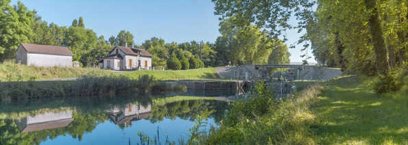 Vue d'ensemble : à gauche, la maison éclusière et au centre, le sas et le pont sur écluse. © Région Bourgogne-Franche-Comté, Inventaire du patrimoine