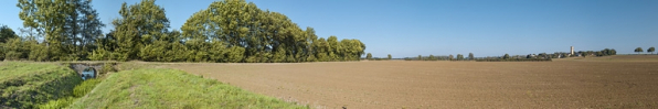 Vue d'ensemble : à gauche le ponceau et à droite le village, situé sur la rive gauche. © Région Bourgogne-Franche-Comté, Inventaire du patrimoine