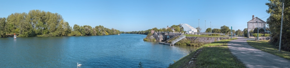 Vue d'ensemble du site d'écluse 75 du canal du Rhône au Rhin depuis la rive gauche de la Saône. A droite, on peut voir la maison de perception. © Région Bourgogne-Franche-Comté, Inventaire du patrimoine