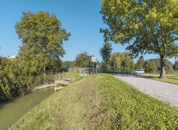 En amont du site d'écluse 75 du canal du Rhône au Rhin, débouché dans la Saône du cours d'eau provenant de l'étang de l'Aillon et longeant la rive droite du canal. © Région Bourgogne-Franche-Comté, Inventaire du patrimoine