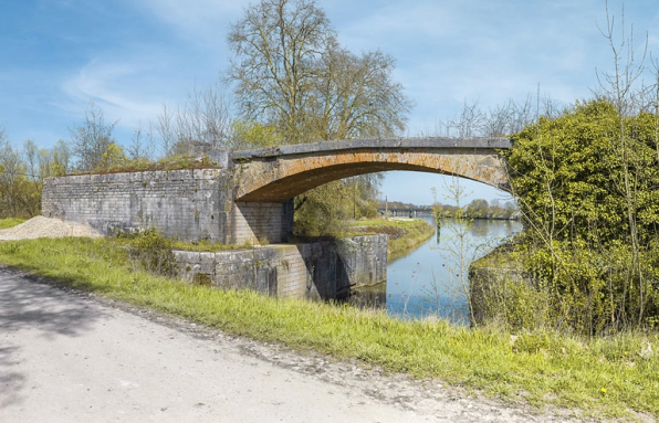 Vue d'ensemble. En arrière-plan le pont ferroviaire (IA21005578). © Région Bourgogne-Franche-Comté, Inventaire du patrimoine