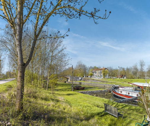 Le site d'écluse depuis le port. © Région Bourgogne-Franche-Comté, Inventaire du patrimoine