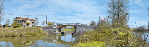 Vue d'ensemble d'aval : à gauche, la maison éclusière et à droite, la Saône. © Région Bourgogne-Franche-Comté, Inventaire du patrimoine