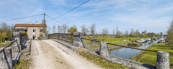 La sortie de la dérivation depuis le pont sur l'écluse. A droite, le port. © Région Bourgogne-Franche-Comté, Inventaire du patrimoine