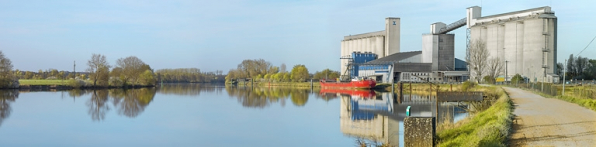 La Saône à hauteur de l'entrée de la dérivation de Saint-Jean-de-Losne. A droite, des silos de stockage de grains avec bras articulé pour le chargement des bateaux. © Région Bourgogne-Franche-Comté, Inventaire du patrimoine