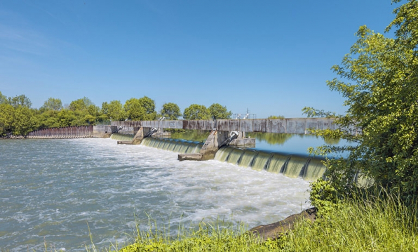 Vue d'ensemble du barrage, vu depuis la dérivation de Seurre. © Région Bourgogne-Franche-Comté, Inventaire du patrimoine