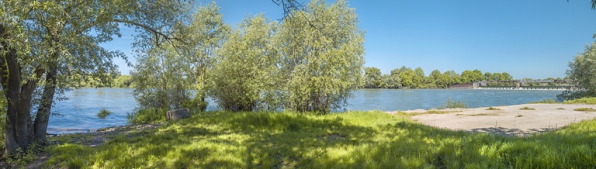 Vue d'ensemble du barrage dans son environnement, vu d'aval. © Région Bourgogne-Franche-Comté, Inventaire du patrimoine