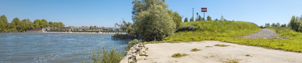 Vue d'ensemble du barrage dans son environnement, vu d'aval. © Région Bourgogne-Franche-Comté, Inventaire du patrimoine