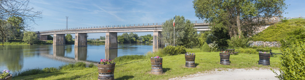 Vue d'ensemble du pont, de la rive droite. © Région Bourgogne-Franche-Comté, Inventaire du patrimoine