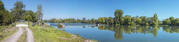 Vue d'ensemble de l'ancien barrage depuis la rive gauche. La maison du barragiste est derrière le portail, à gauche. © Région Bourgogne-Franche-Comté, Inventaire du patrimoine