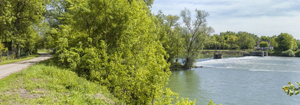 Vue d'ensemble de l'ancien barrage depuis la rive droite. A droite, la maison du barragiste. © Région Bourgogne-Franche-Comté, Inventaire du patrimoine