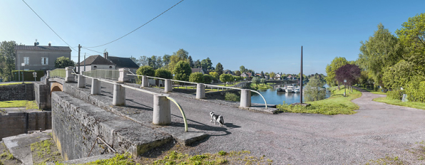 Vue d'ensemble de la commune sur la rive gauche de la Saône. Au premier plan le pont sur le site de l'écluse. © Région Bourgogne-Franche-Comté, Inventaire du patrimoine