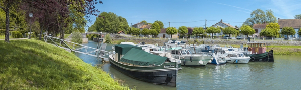 Vue d'ensemble de la halte nautique, en aval du site d'écluse, rive droite. © Région Bourgogne-Franche-Comté, Inventaire du patrimoine