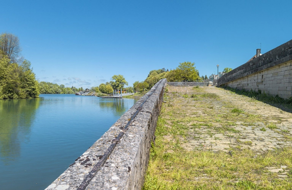 Rampe d'accès située juste en aval des quais à gradins. © Région Bourgogne-Franche-Comté, Inventaire du patrimoine