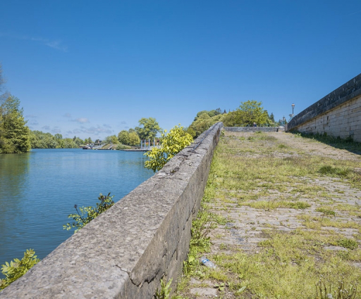 Rampe d'accès située juste en aval des quais à gradins. © Région Bourgogne-Franche-Comté, Inventaire du patrimoine