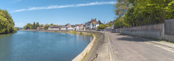 Panorama des quais en aval du pont. © Région Bourgogne-Franche-Comté, Inventaire du patrimoine