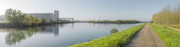 Vue d'ensemble du Technoport, rive droite, amont. L'entrée dans le port est en face et, à droite, la dérivation de Seurre. © Région Bourgogne-Franche-Comté, Inventaire du patrimoine