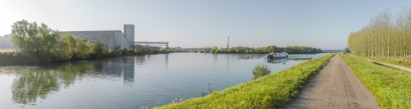 Vue d'ensemble du Technoport, rive droite, amont. L'entrée dans le port est en face et, à droite, la dérivation de Seurre. © Région Bourgogne-Franche-Comté, Inventaire du patrimoine