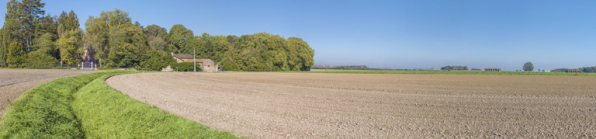 Vue panoramique depuis le nord du village de Chamblanc. La dérivation de Pagny-Seurre se distingue à droite, avec en arrière-plan le pont de l'A36. © Région Bourgogne-Franche-Comté, Inventaire du patrimoine