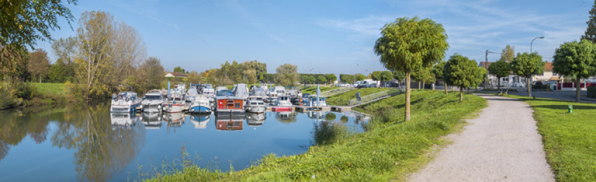 Le port et ses pontons. © Région Bourgogne-Franche-Comté, Inventaire du patrimoine