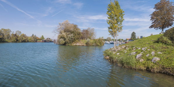 Chenal d'entrée dans le port et en arrière-plan le site d'écluse de Seurre. © Région Bourgogne-Franche-Comté, Inventaire du patrimoine