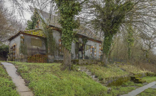 Vue d'ensemble de la maison du barragiste, sur l'île de Fley. © Région Bourgogne-Franche-Comté, Inventaire du patrimoine