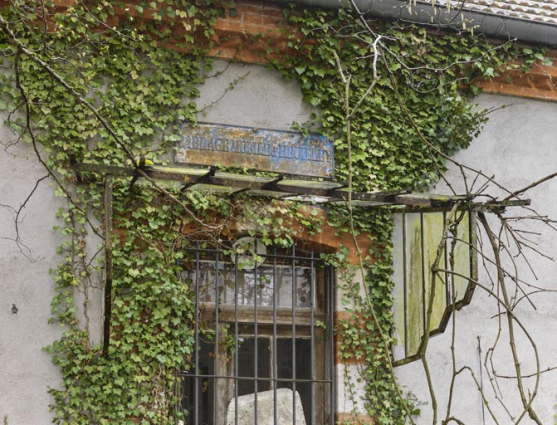 Détail de la plaque indiquant "barrage mobile d'Heuilley", au-dessus de la porte d'entrée. © Région Bourgogne-Franche-Comté, Inventaire du patrimoine