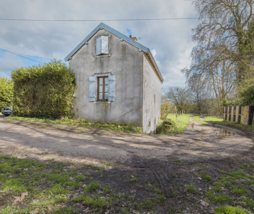 Vue d'ensemble de trois-quarts : pignon et façade arrière. On peut également voir, à droite, le tect à porc. © Région Bourgogne-Franche-Comté, Inventaire du patrimoine