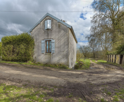 Vue d'ensemble de trois-quarts : pignon et façade arrière. On peut également voir, à droite, le tect à porc. © Région Bourgogne-Franche-Comté, Inventaire du patrimoine