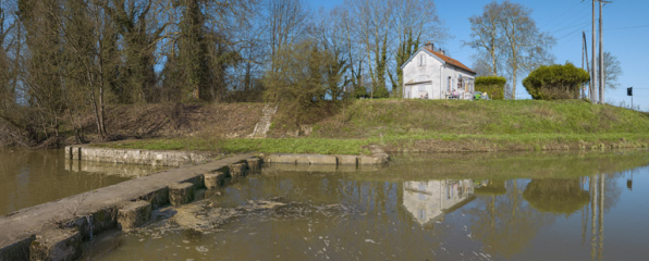 La maison surplombant le barrage fixe, au premier plan. © Région Bourgogne-Franche-Comté, Inventaire du patrimoine