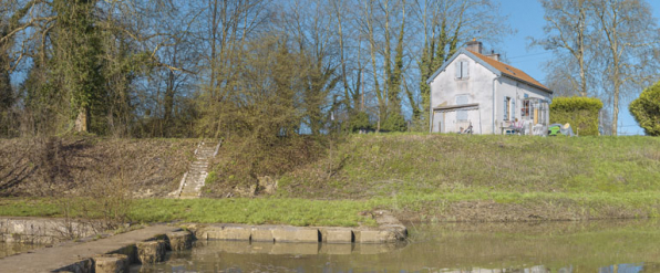 Vue d'ensemble du site. Au premier plan, le pertuis du barrage et au dessus, la maison du barragiste. © Région Bourgogne-Franche-Comté, Inventaire du patrimoine