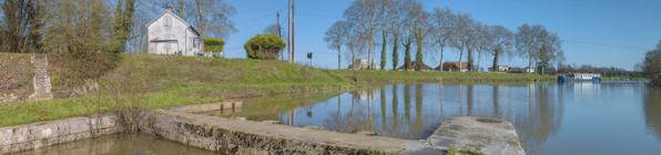 Vue panoramique depuis le pertuis du barrage : à gauche, la maison du barragiste et au fond, le village d'Heuilley. On peut voir l'entrée de la dérivation. © Région Bourgogne-Franche-Comté, Inventaire du patrimoine