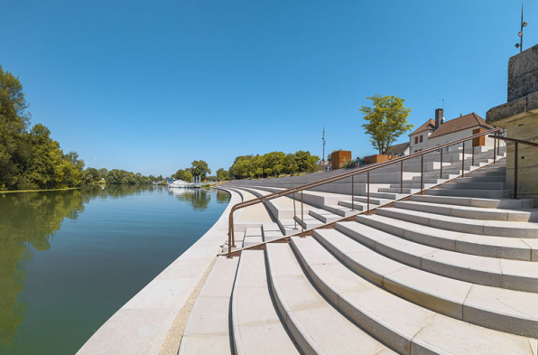 Vue d'ensemble des quais après leur réaménagement. © Région Bourgogne-Franche-Comté, Inventaire du patrimoine