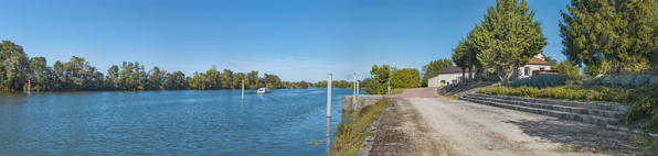 Le site de l'ancien barrage et la maison du barragiste, d'aval. Au fond, le bâtiment de VNF. © Région Bourgogne-Franche-Comté, Inventaire du patrimoine