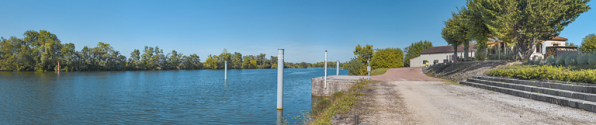 Le site de l'ancien barrage et la maison du barragiste, d'aval. Au fond, le bâtiment de VNF. © Région Bourgogne-Franche-Comté, Inventaire du patrimoine