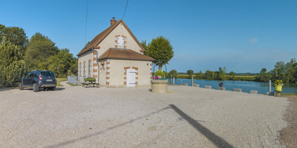 Vue de 3/4 : annexe latérale et face arrière. Au premier plan, le puits. © Région Bourgogne-Franche-Comté, Inventaire du patrimoine