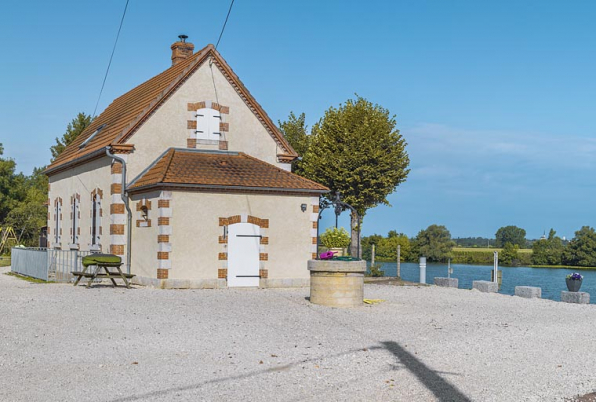 Vue de 3/4 : annexe latérale et face arrière. Au premier plan, le puits. © Région Bourgogne-Franche-Comté, Inventaire du patrimoine