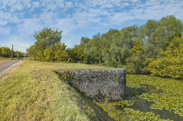 Les vestiges de la porte de garde de l'ancienne dérivation de Seurre. A gauche, le chemin de halage. © Région Bourgogne-Franche-Comté, Inventaire du patrimoine